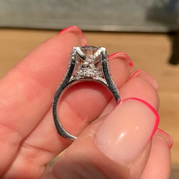 Natural white 5.5 cttw Moissanite stunning design ring!! - Picture 4 of 8